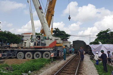 Đụng tàu hỏa khi đang sửa chữa đường ray, 2 công nhân đường sắt thương vong