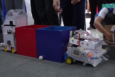 Kịch liệt tranh tài học sinh tự lập trình, chế tạo “cỗ máy thu bóng”