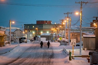 Cuộc sống kỳ lạ ở thị trấn chìm trong bóng tối suốt hơn 2 tháng