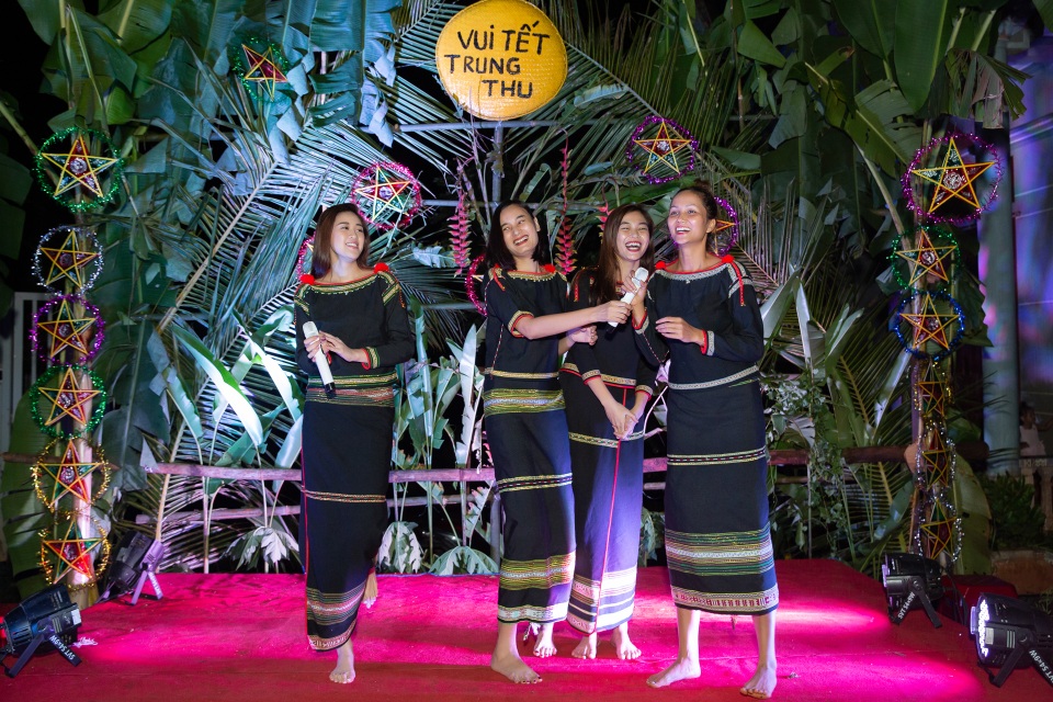 HHen Niê, Khánh Vân... diện trang phục Ê-đê mang Trung Thu về buôn làng - 10 HHen Niê, Khánh Vân... diện trang phục Ê-đê mang Trung Thu về buôn làng - 10