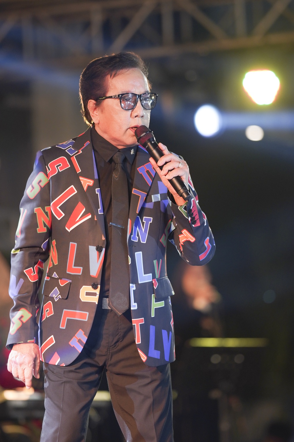 42 năm bên nhau, bà xã kém tuổi vẫn dành cho Elvis Phương hành động bất ngờ - 2 42 năm bên nhau, bà xã kém tuổi vẫn dành cho Elvis Phương hành động bất ngờ - 2