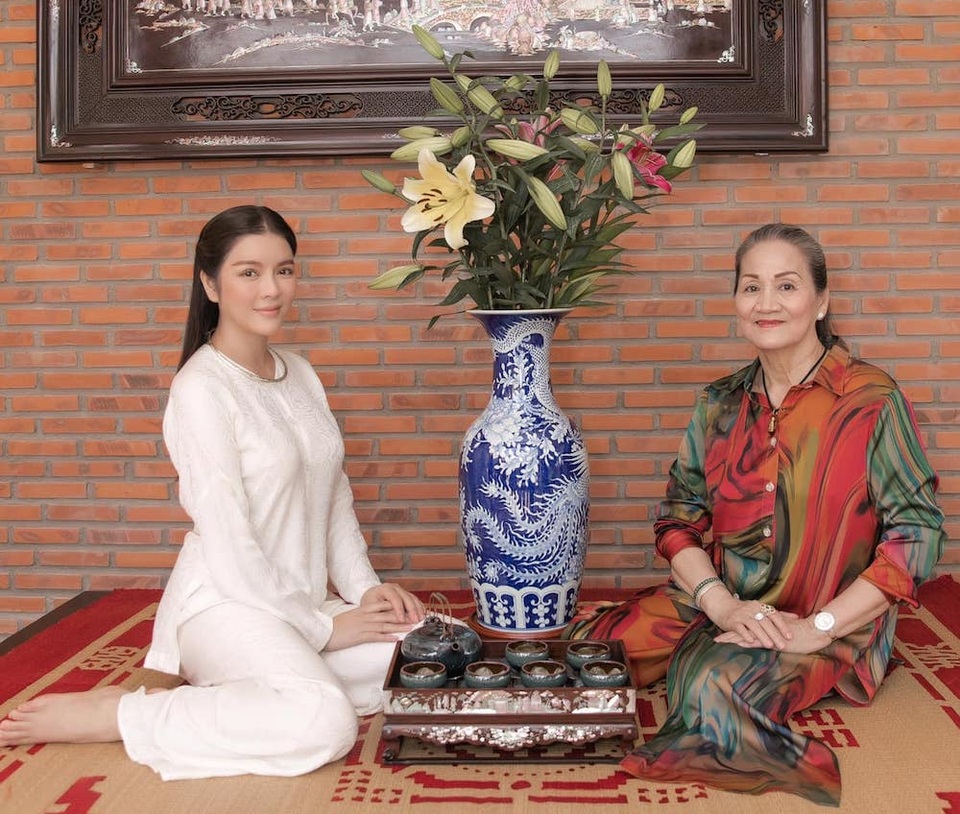 Hương Giang gây sốt với ảnh khóa môi bạn trai trên du thuyền - 5 Hương Giang gây sốt với ảnh khóa môi bạn trai trên du thuyền - 5