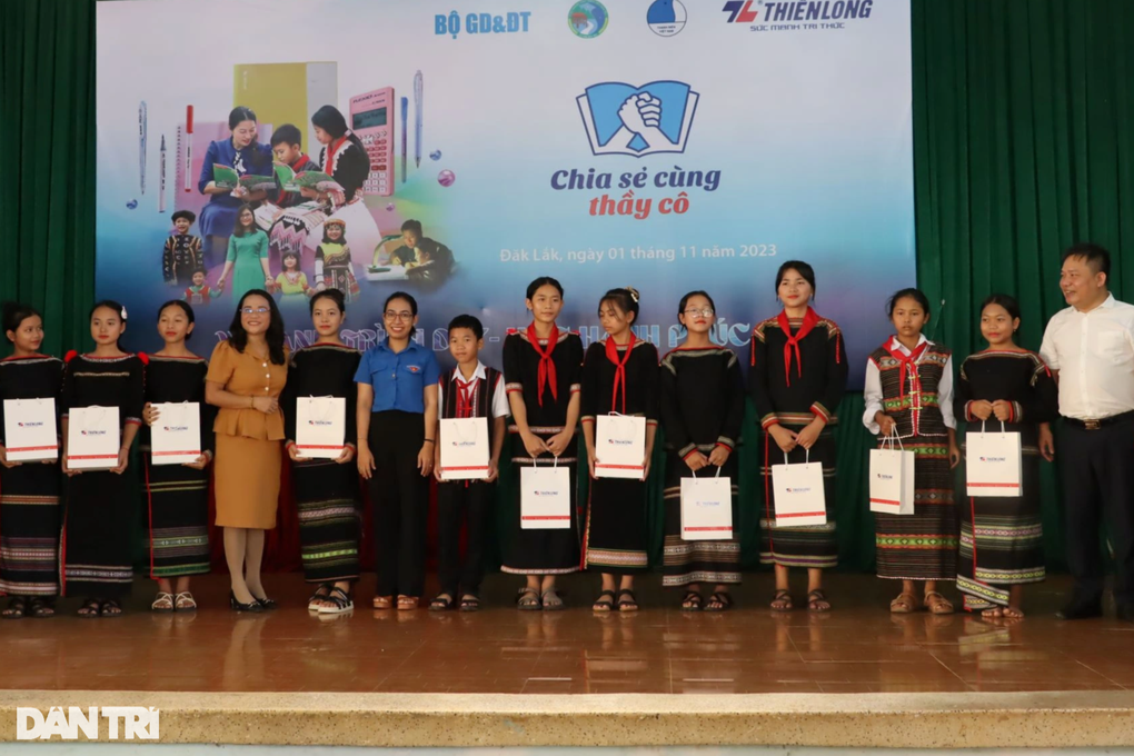 Hoa hậu HHen Niê truyền cảm hứng cho học sinh đồng bào dân tộc thiểu số - 4 Hoa hậu HHen Niê truyền cảm hứng cho học sinh đồng bào dân tộc thiểu số - 4