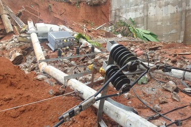 Bờ kè Nhà khách Công an tỉnh Đắk Nông đổ sập trong mưa lớn