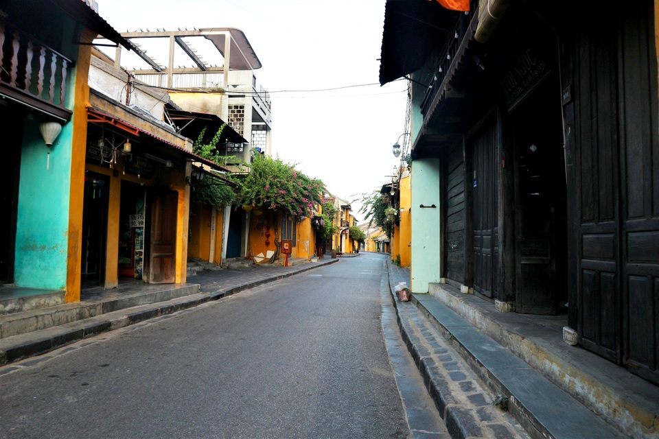 Du khách đổ về Hội An “xúng xính” check-in, dạo phố - 13