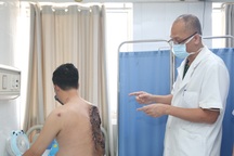 Chảy máu ồ ạt do vỡ khối u "khủng" 23kg, nam bệnh nhân suýt mất mạng