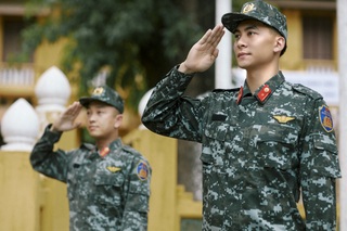Thiếu úy cảnh vệ sánh vai cùng với top 3 Hoa hậu Việt Nam - 1