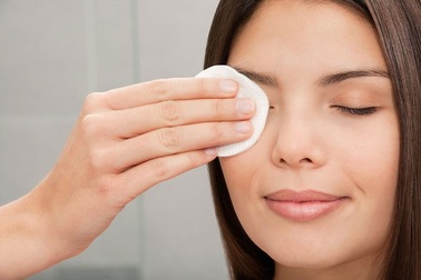 Người hay trang điểm đừng quên bảo vệ da