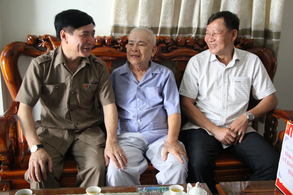 Bí thư Tỉnh ủy Đắk Lắk thăm, tặng quà cho người có công với cách mạng - 3 Bí thư Tỉnh ủy Đắk Lắk thăm, tặng quà cho người có công với cách mạng - 3