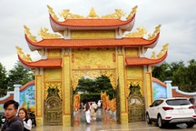 Cận cảnh nhà thờ Tổ chục tỉ của Hoài Linh