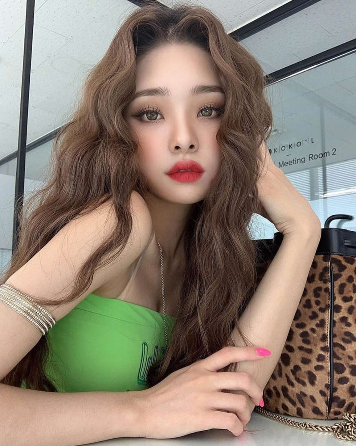 Tại sao công chúng ném đá thậm tệ hot girl dùng hàng nhái Song Ji A? - 3 Tại sao công chúng ném đá thậm tệ hot girl dùng hàng nhái Song Ji A? - 3