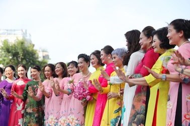 Hơn 1.000 phụ nữ mặc áo dài họa tiết hoa sen xác lập kỷ lục Việt Nam