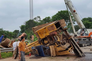 Xe đầu kéo lật ngửa, đường Hồ Chí Minh tắc cục bộ