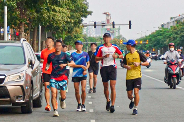 Hàng đoàn người trẻ chạy bộ dàn hàng dưới lòng đường ở TPHCM