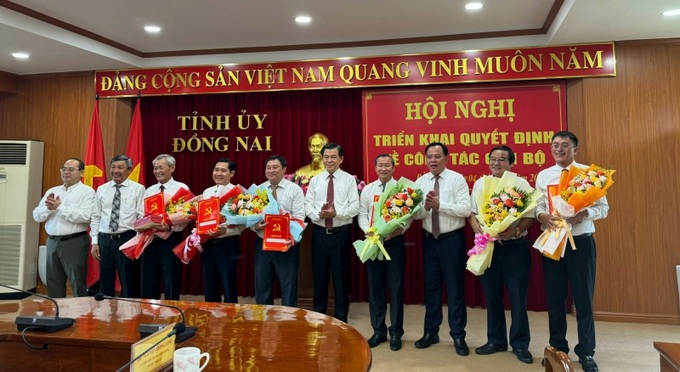 Thường trực Tỉnh ủy và Quyền Chủ tịch UBND tỉnh chụp hình lưu niệm cùng các cán bộ nhận quyết định về công tác cán bộ.