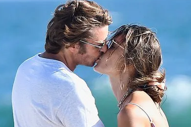 Alessandra Ambrosio tình tứ bên bạn trai người Ý