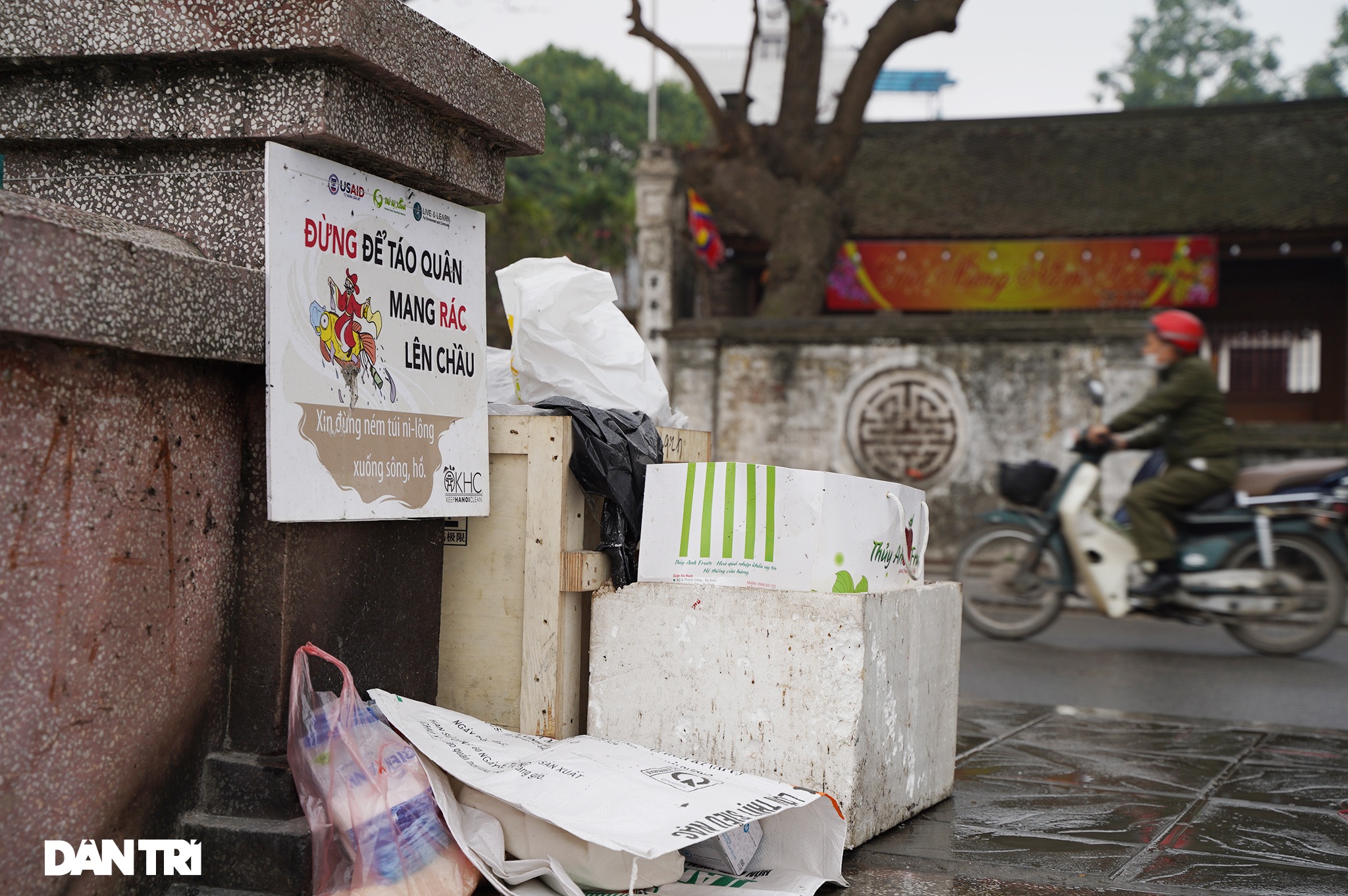 Mùa Covid: Vắng vẻ cảnh thả cá chép ngày tiễn ông Táo lên chầu trời - 15 Mùa Covid: Vắng vẻ cảnh thả cá chép ngày tiễn ông Táo lên chầu trời - 15