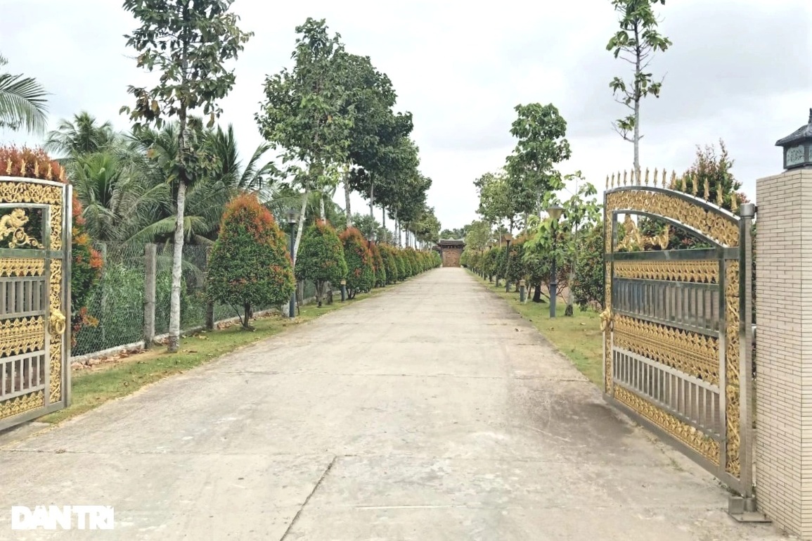 Cận cảnh biệt phủ của đại gia miền Tây được rao bán giá 200 tỷ đồng - 2 Cận cảnh biệt phủ của đại gia miền Tây được rao bán giá 200 tỷ đồng - 2