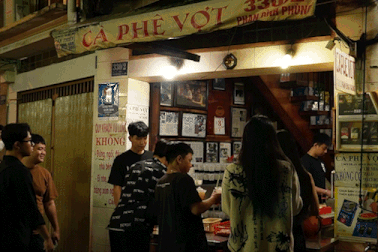 Cà phê "âm phủ" ở TPHCM: Giới trẻ xếp hàng nửa đêm, không nhận chuyển khoản