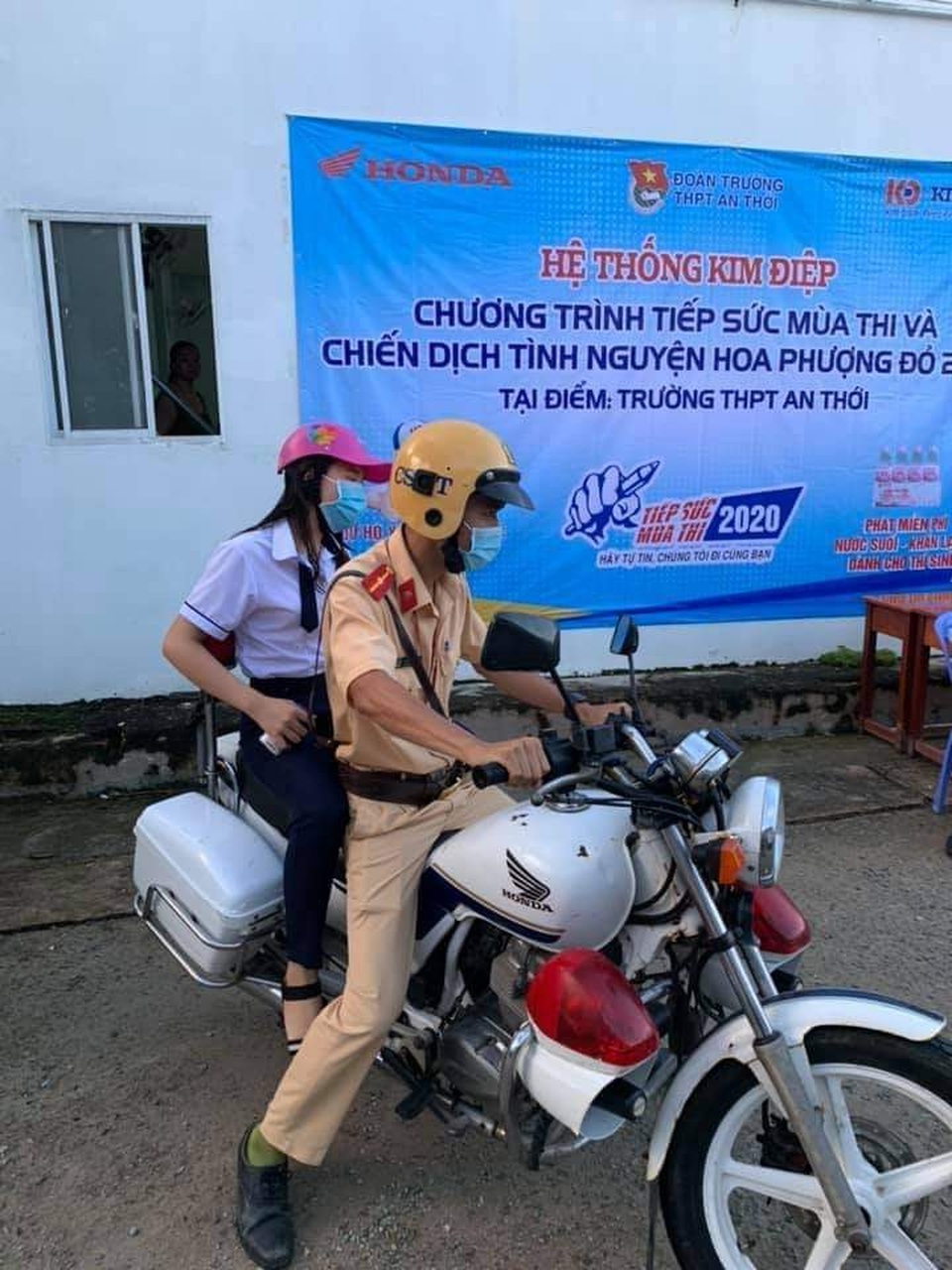 Để quên giấy tờ thi, thí sinh được CSGT dùng xe chuyên dụng chở về nhà lấy - 1 Để quên giấy tờ thi, thí sinh được CSGT dùng xe chuyên dụng chở về nhà lấy - 1