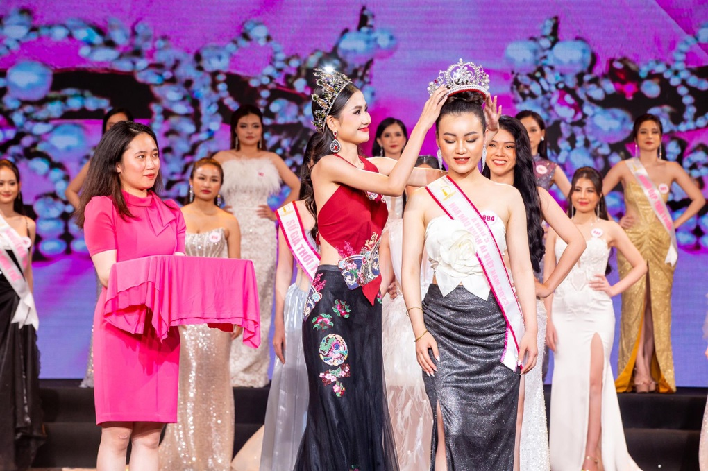 Hoa hậu Nguyễn Thanh Hà nói lý do ngồi ghế nóng Miss Petite Vietnam 2023 - 1 Hoa hậu Nguyễn Thanh Hà nói lý do ngồi ghế nóng Miss Petite Vietnam 2023 - 1