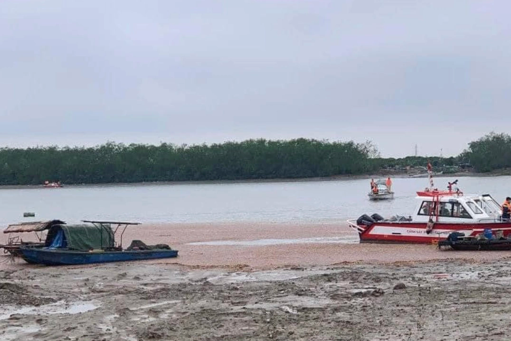 Bốn người mất tích do lật thuyền ở Quảng Ninh - 1 Bốn người mất tích do lật thuyền ở Quảng Ninh - 1
