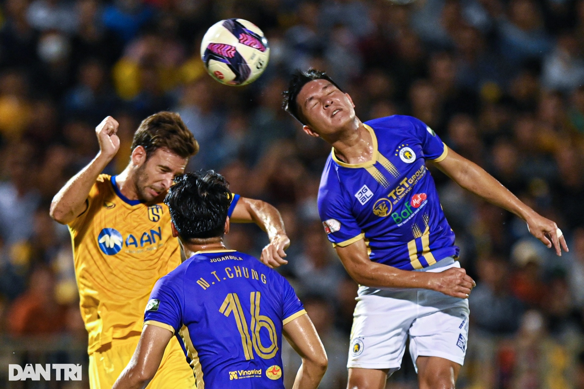 Văn Hậu trêu đùa Quế Ngọc Hải sau trận đại chiến trên sân Vinh - 5