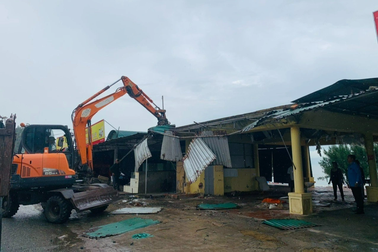 Giải tỏa ki ốt, đóng cửa nghĩa trang án ngữ ở khu du lịch đẹp nhất Hà Tĩnh