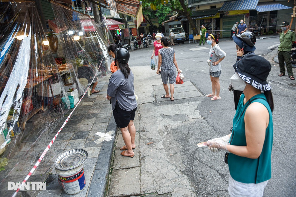 Ghé chợ nhà giàu Hà Nội: Tiểu thương đi chợ hộ người dân - 6 Ghé chợ nhà giàu Hà Nội: Tiểu thương đi chợ hộ người dân - 6