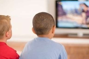 Vòng bụng trẻ nhỏ tỉ lệ thuận với số giờ xem tivi