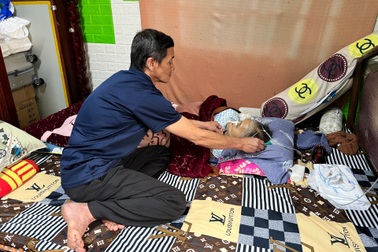 Gần 1 năm vợ hôn mê, chồng kiệt quệ chăm sóc trong phòng trọ xập xệ