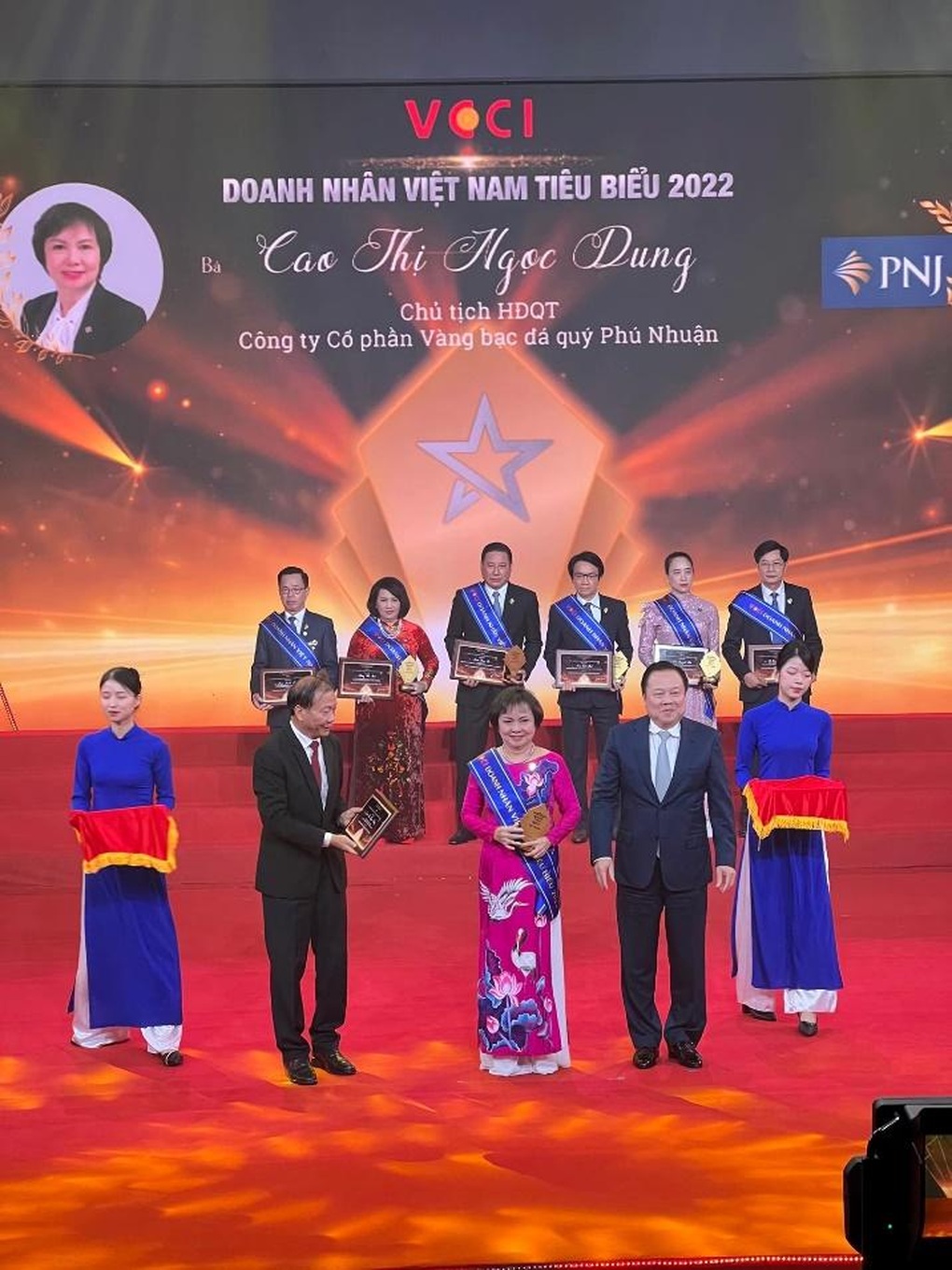 Chủ tịch PNJ nhận giải doanh nhân tiêu biểu 2022 - 1 Chủ tịch PNJ nhận giải doanh nhân tiêu biểu 2022 - 1
