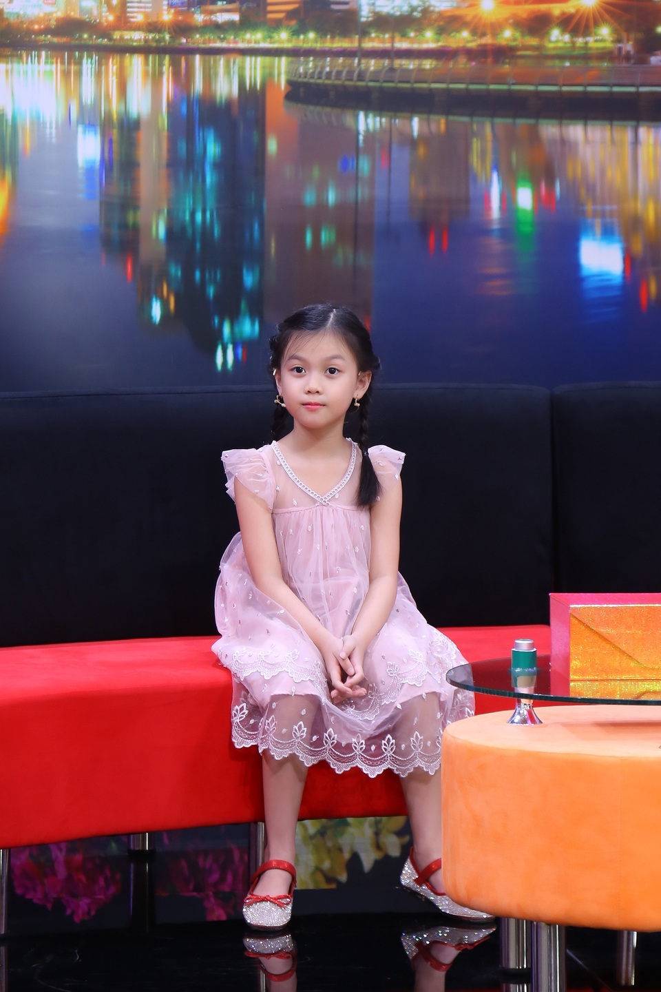 NSƯT Vân Khánh ngỡ ngàng khi bị con gái 8 tuổi “kể xấu” trên truyền hình - 2 NSƯT Vân Khánh ngỡ ngàng khi bị con gái 8 tuổi “kể xấu” trên truyền hình - 2