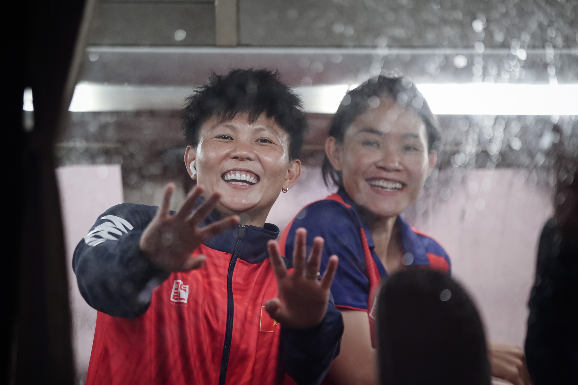 Tuyển nữ Việt Nam rạng rỡ trong ngày về nước  - 12