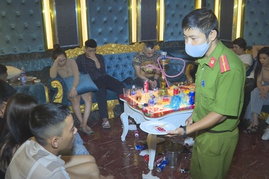 Hàng chục nam nữ thanh niên sử dụng ma túy tại quán karaoke