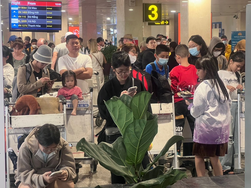 Khách đáp Tân Sơn Nhất ngáp ngắn ngáp dài chờ hành lý - 1 Khách đáp Tân Sơn Nhất ngáp ngắn ngáp dài chờ hành lý - 1