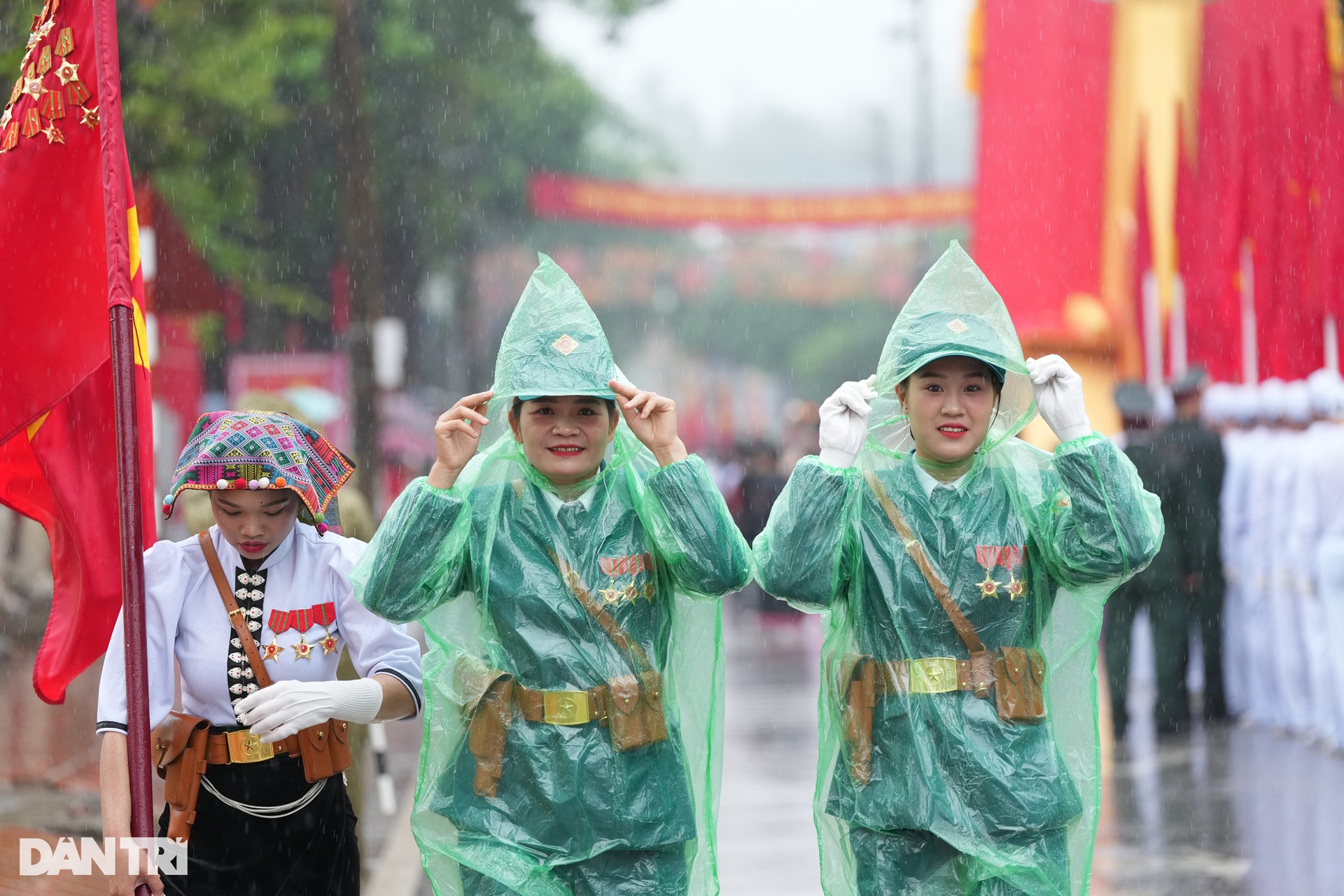 Người dân cả nước hướng về Điện Biên trong ngày hội mừng Chiến thắng - 12 Người dân cả nước hướng về Điện Biên trong ngày hội mừng Chiến thắng - 12