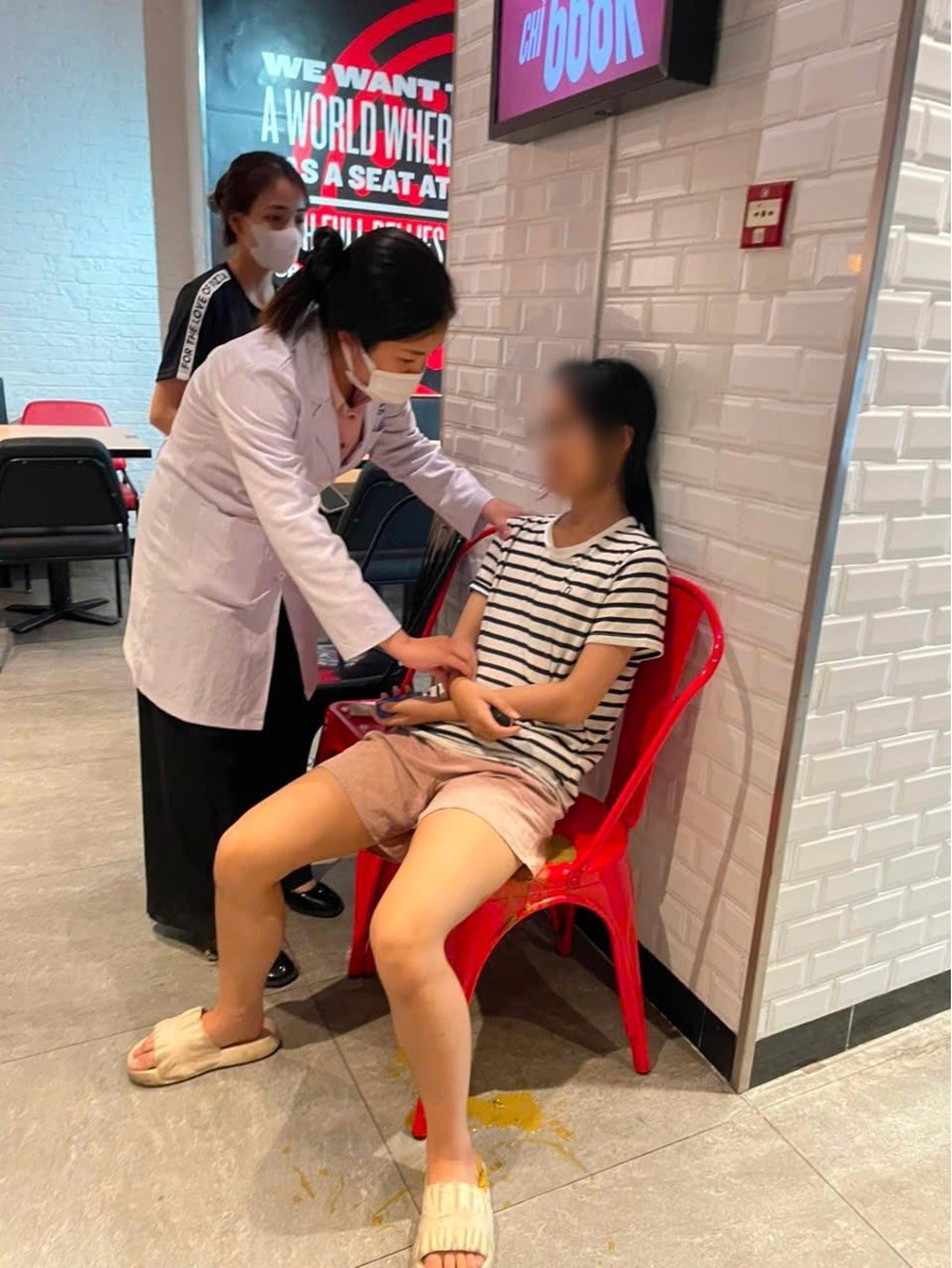طبيبة تنقذ مريضة في اللحظة الأخيرة - 1 Nữ bác sĩ kịp thời cứu người bệnh trong gang tấc - 1