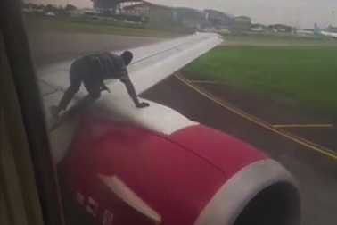 Người đàn ông nhảy lên cánh máy bay ngay trước khi cất cánh
