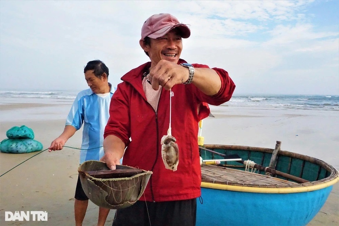 Bám biển vài tiếng, ngư dân thu tiền triệu nhờ ngón nghề tay trái - 13 Bám biển vài tiếng, ngư dân thu tiền triệu nhờ ngón nghề tay trái - 13