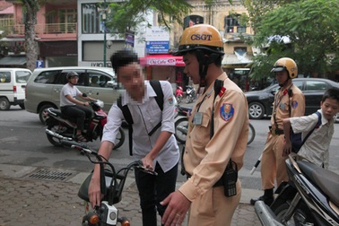 Từ hôm nay (10/4), xử phạt phụ huynh, học sinh không đội mũ bảo hiểm tham gia giao thông