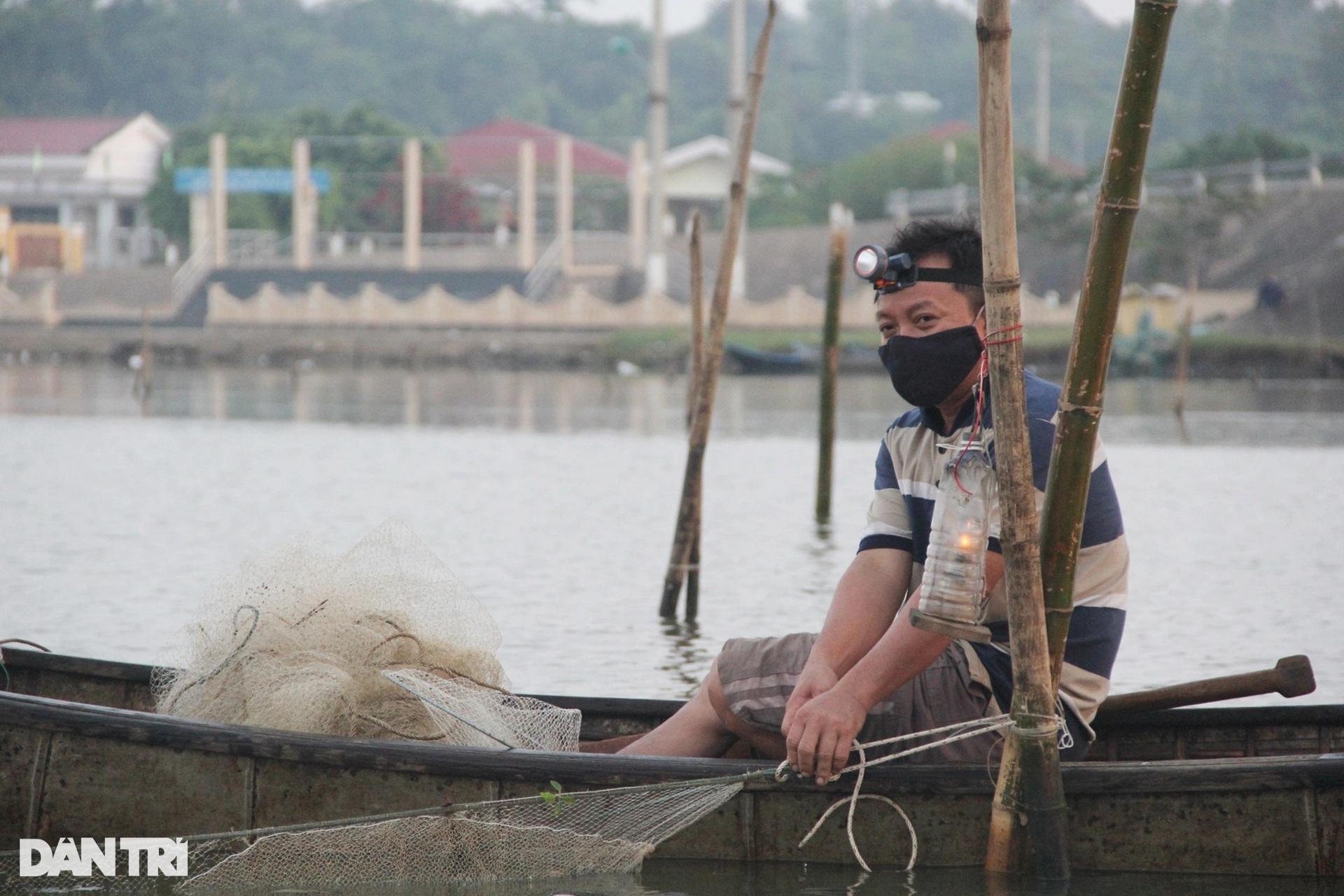 Sau lũ, dân chong đèn săn tôm đất, kiếm nửa triệu đồng ngày giáp Tết - 12 Sau lũ, dân chong đèn săn tôm đất, kiếm nửa triệu đồng ngày giáp Tết - 12