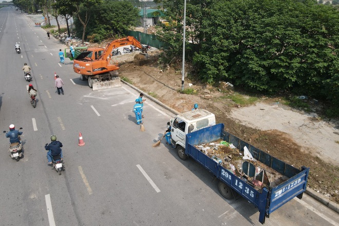 Dọn gần 200 tấn rác thải dọc đại lộ Thăng Long sau phản ánh của báo Dân trí - 4 Dọn gần 200 tấn rác thải dọc đại lộ Thăng Long sau phản ánh của báo Dân trí - 4