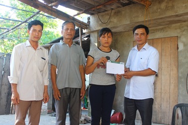 Gần 50 triệu đồng đến với người mẹ có hai con bị bại não