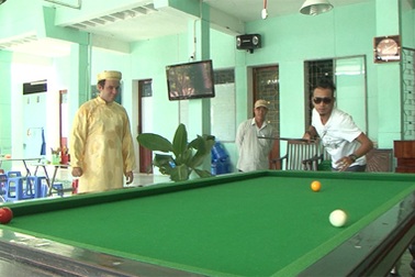 Hoàng Phi “cướp” áo dài của MC Bạn đường hợp ý