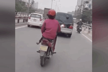 Trò vui nguy hiểm của một phụ nữ đi xe máy