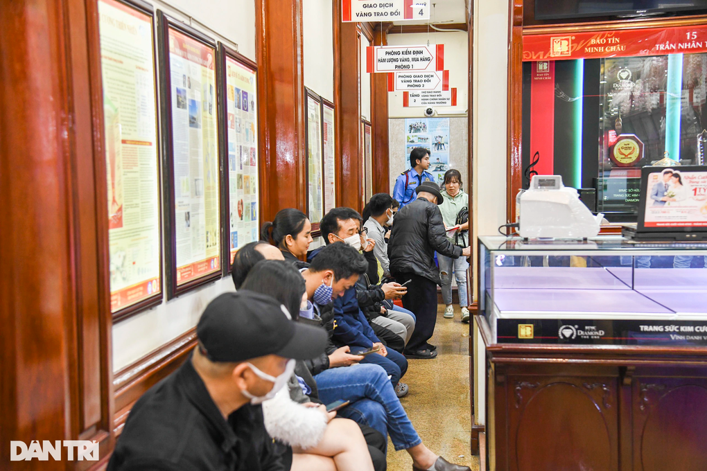 Chưa 7h, tiệm vàng đã hết khách chờ, Thần Tài hết việc - 1 Chưa 7h, tiệm vàng đã hết khách chờ, Thần Tài hết việc - 1
