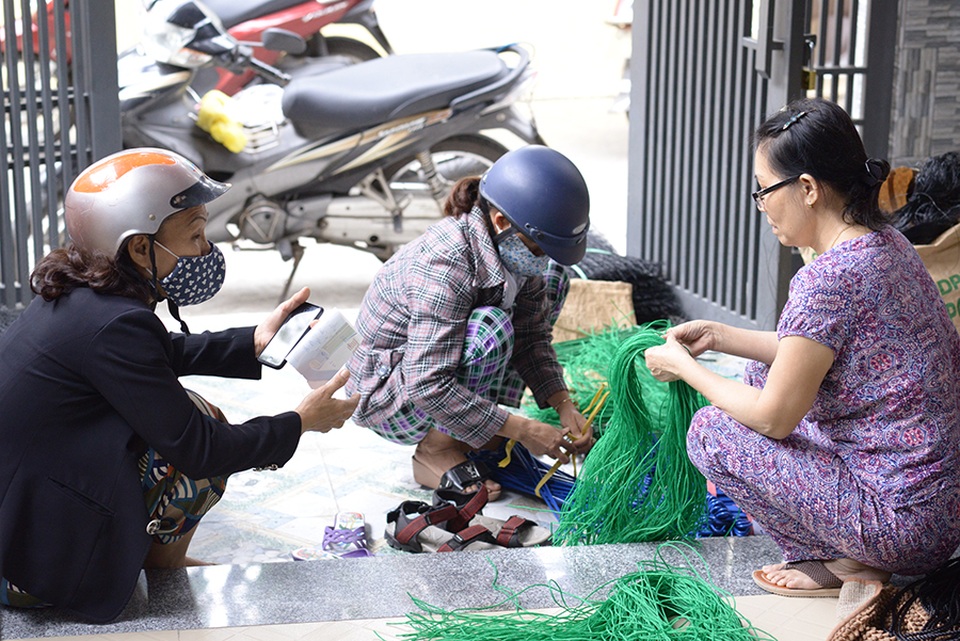 Người phụ nữ vừa dạy nghề, vừa giúp chị em có việc làm - 2 Người phụ nữ vừa dạy nghề, vừa giúp chị em có việc làm - 2