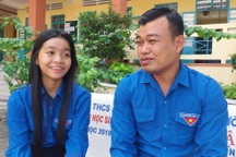 Thầy giáo dành một phần lương hỗ trợ học trò tiền học phí, đồng phục