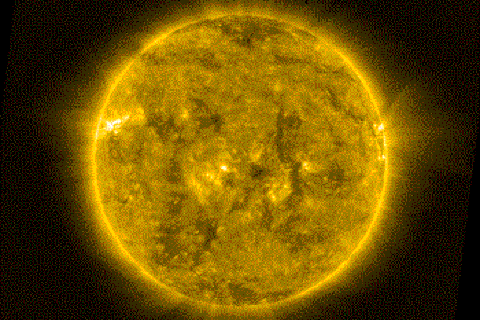 Khoa học cùng với bé: Mặt Trời đứng im hay cũng tự xoay quanh mình như Trái Đất?